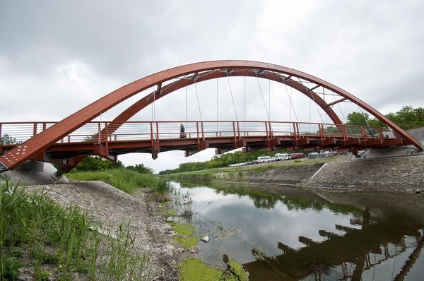 A Hansági-főcsatornán átívelő, báró Berg Gusztáv nevét viselő negyvenméteres híd 2013. május 25-én. Az új híd a térség személy- és biciklis forgalma mellett a kerékpáros turizmust szolgálja. MTI Fotó: Krizsán Csaba