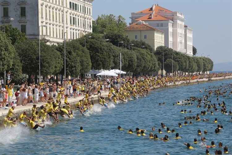 Ugrik a tömeg a tengerbe (Kép: http://www.tportal.hr)