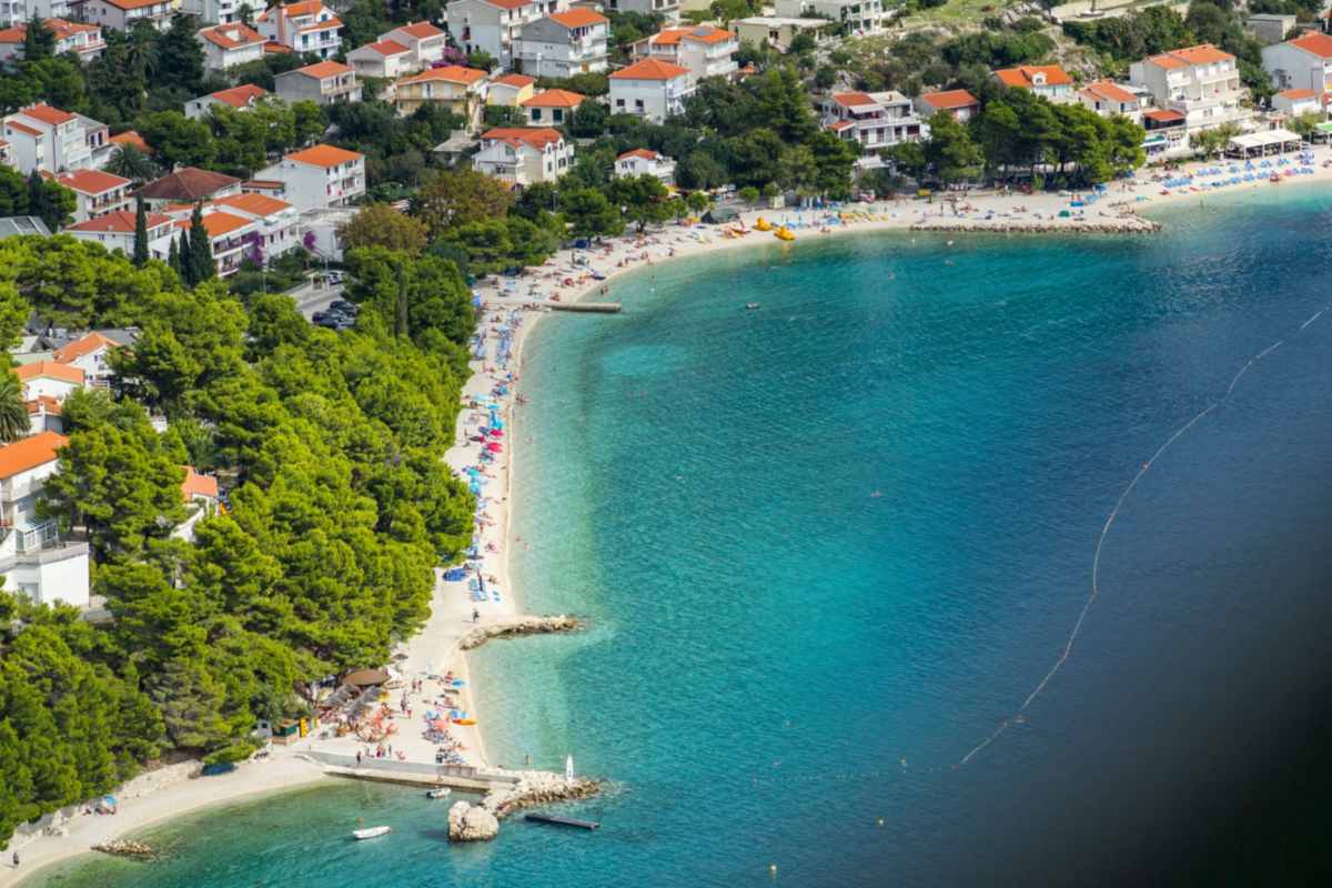 Kristálytiszta víz a horvát strandokon előszezonban